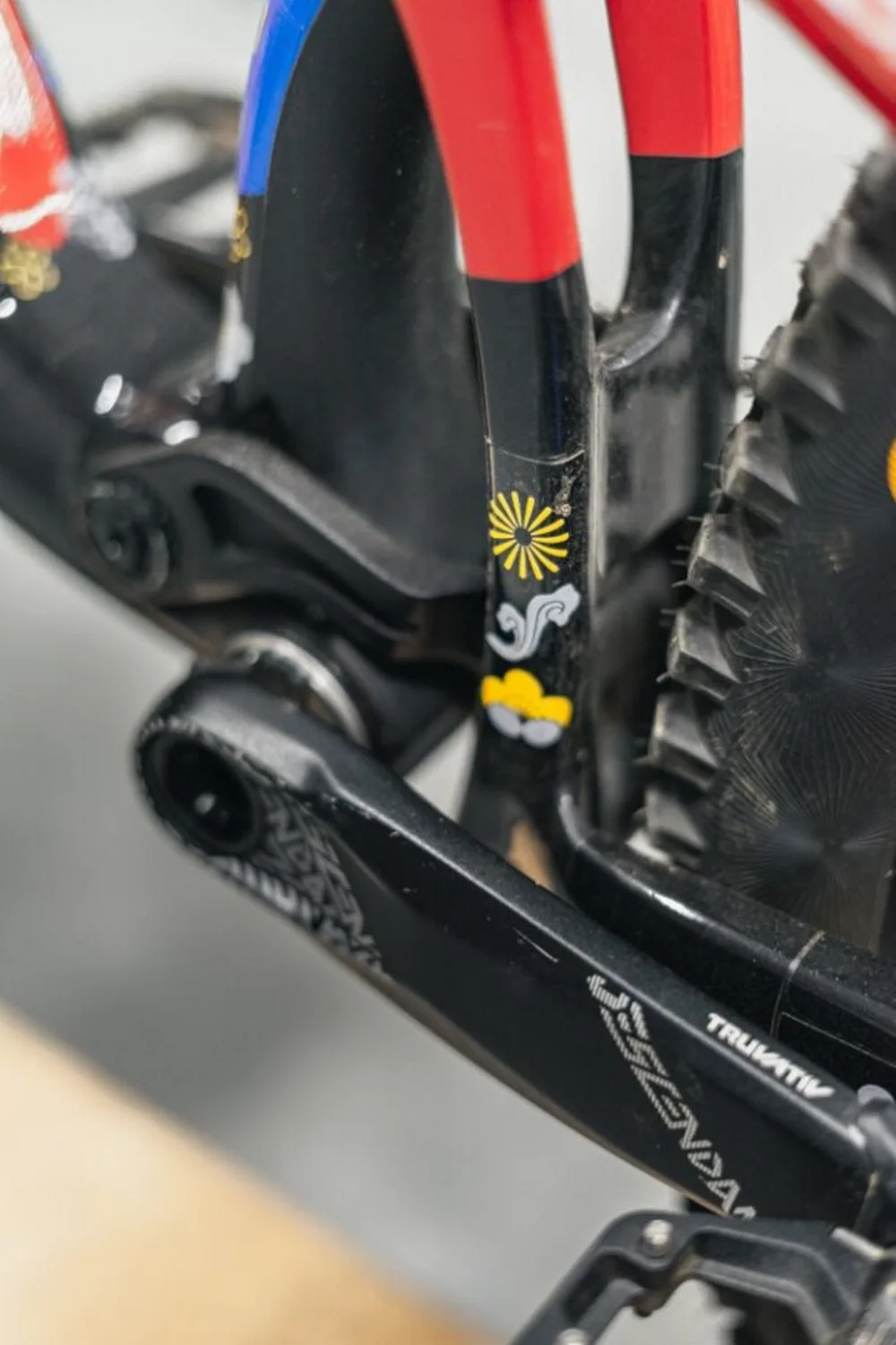 Widok na wahacz rowerowy z artystycznym wzorem na folii ochronnej i żółtą gwiazdką