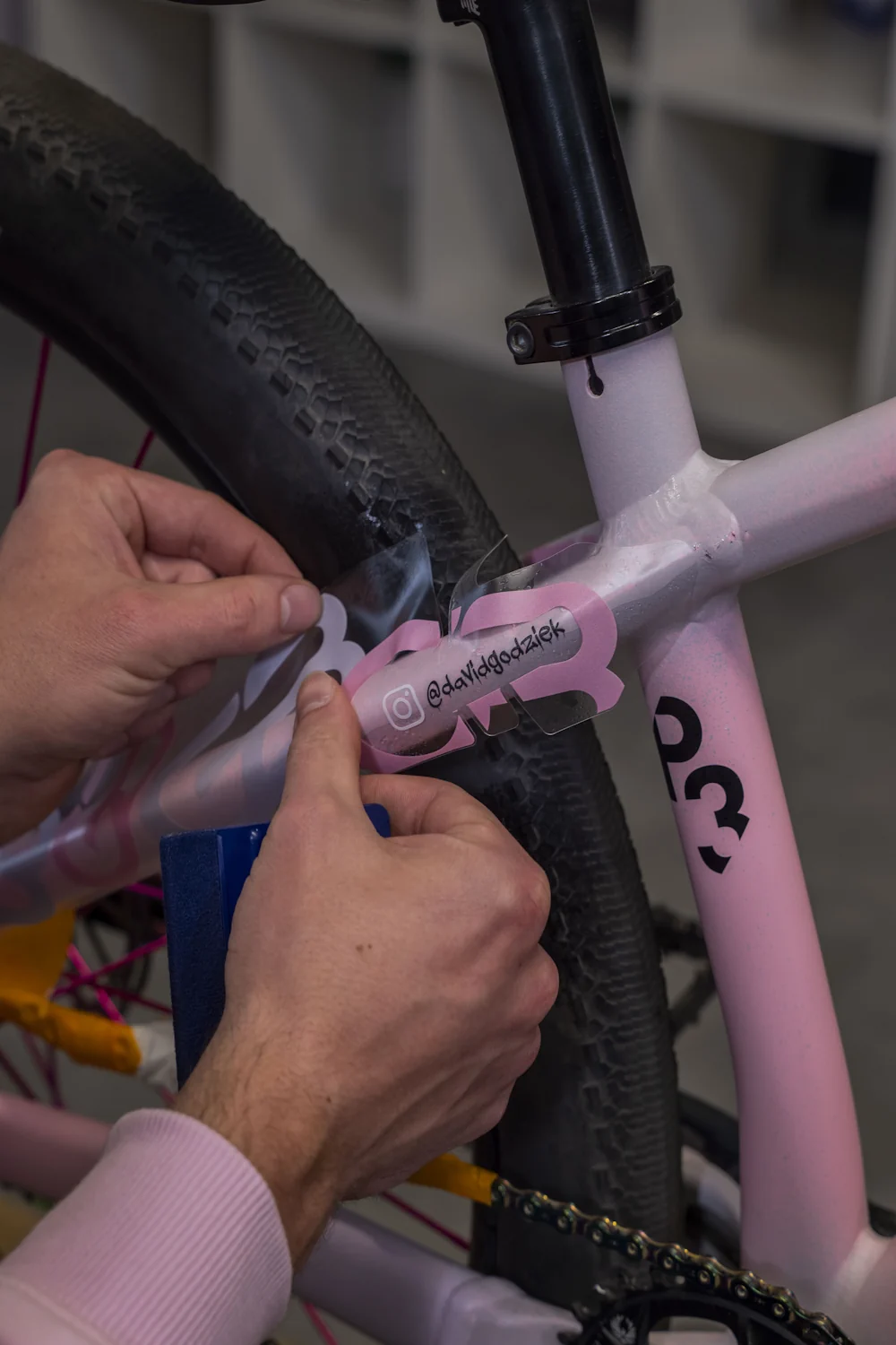 Aplikacja folii ochronnej na różową ramę roweru górskiego