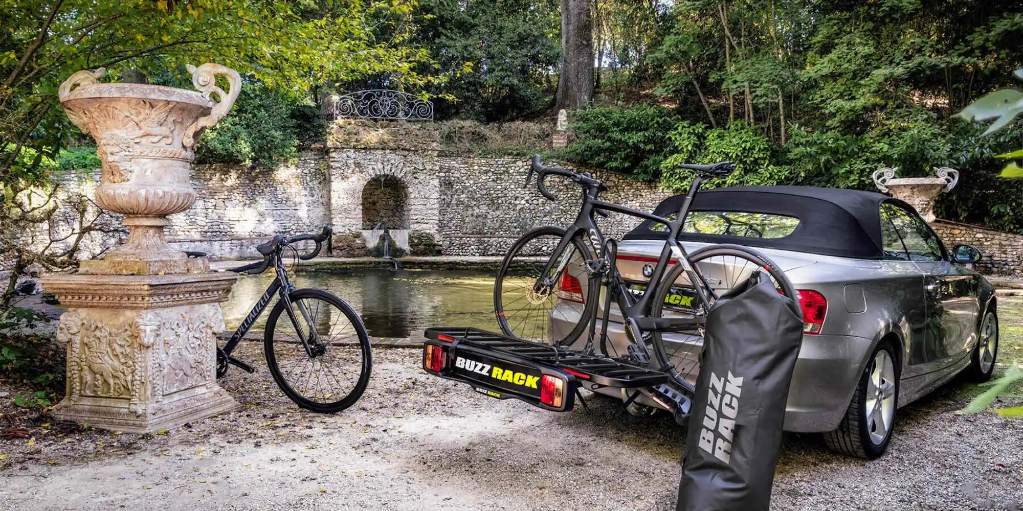 Bagażnik rowerowy na hak BuzzRack z rowerem szosowym zamontowanym z tyłu samochodu