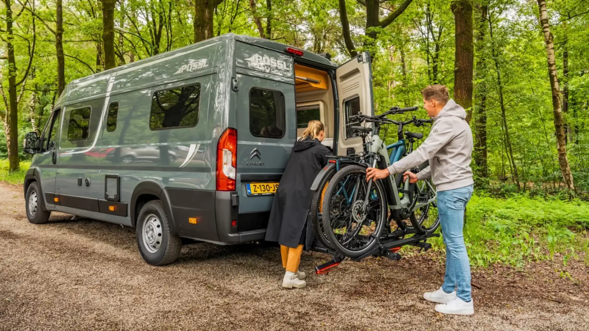Platforma rowerowa na hak zamontowana z tyłu kampera z dwoma rowerami elektrycznymi