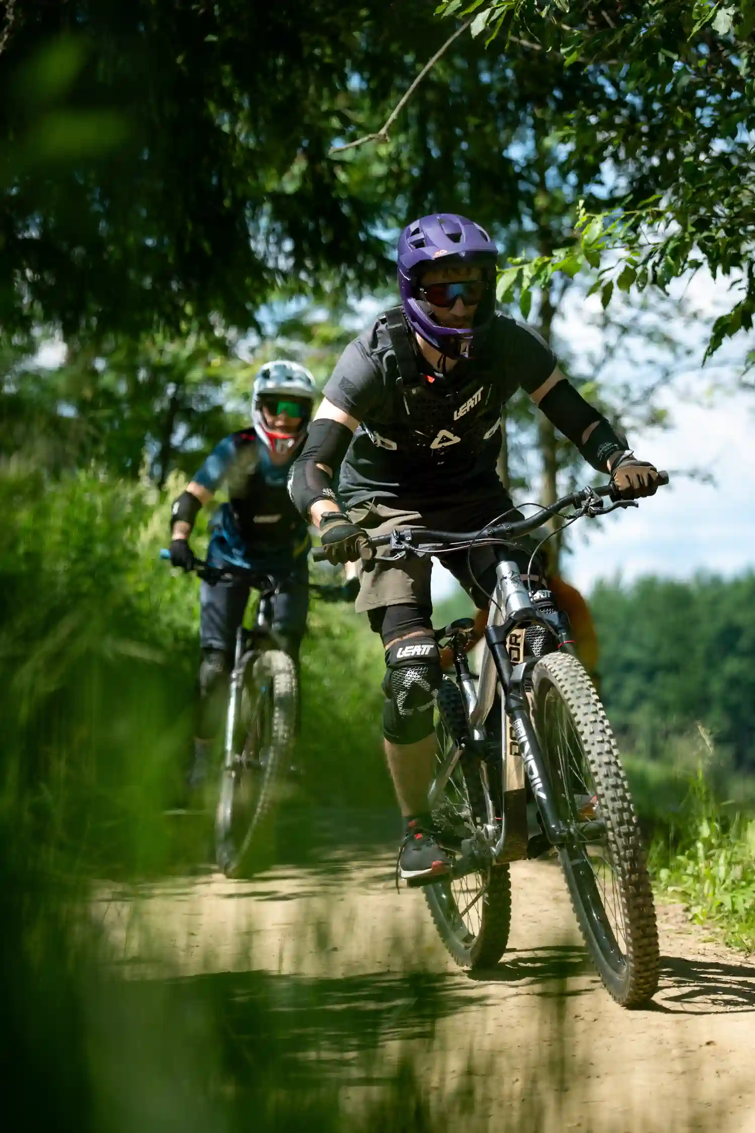Dwójka rowerzystów jedzie po zielonej trasie