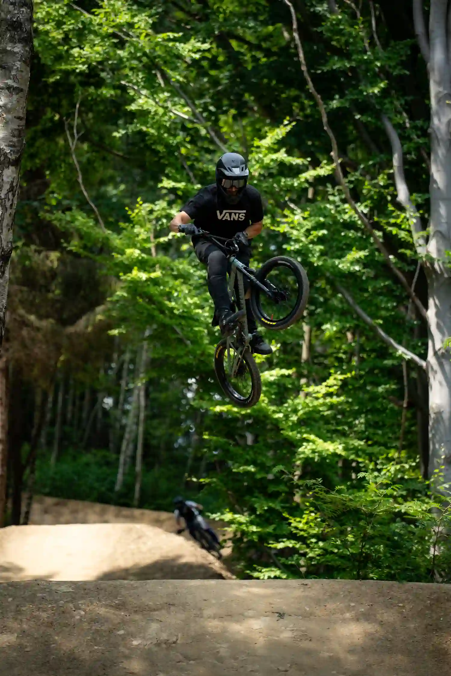 Rowerzysta skacze na bmx z zawieszeniem