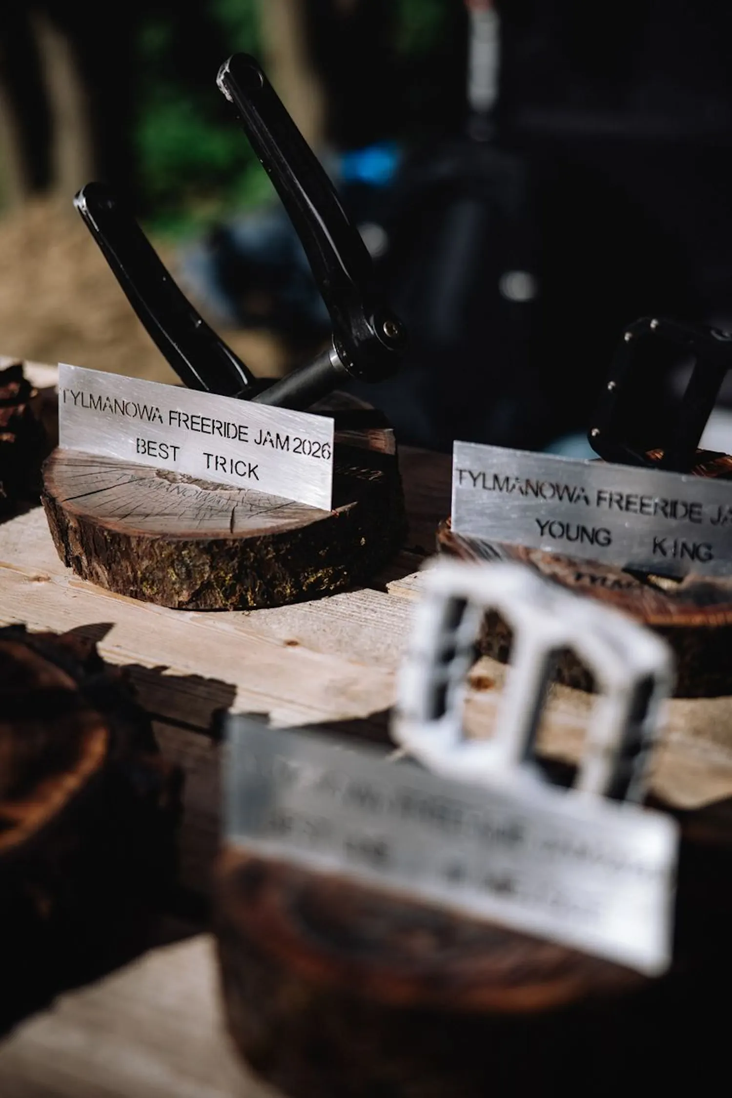 Trofea zrobione z drewna i starych części rowerowych