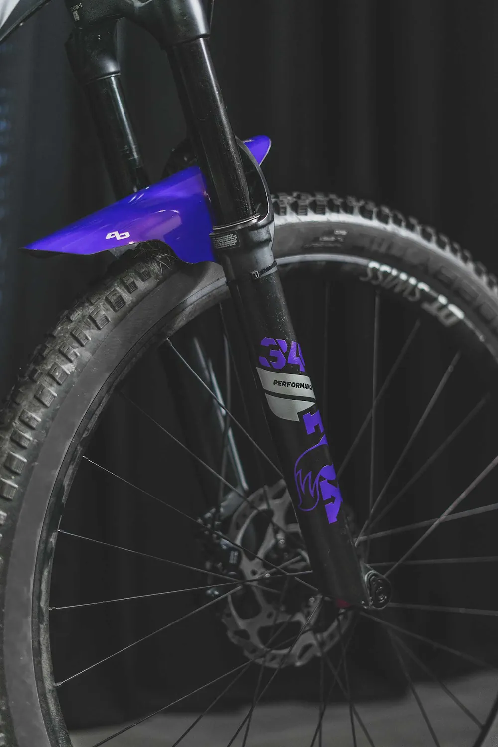 Rower marki Canyon z amortyzatorem FOX 34, pokrytym przezroczystą folią ochronną z fioletowym nadrukiem oraz fioletowym błotnikiem 4-bike z serii Glamour