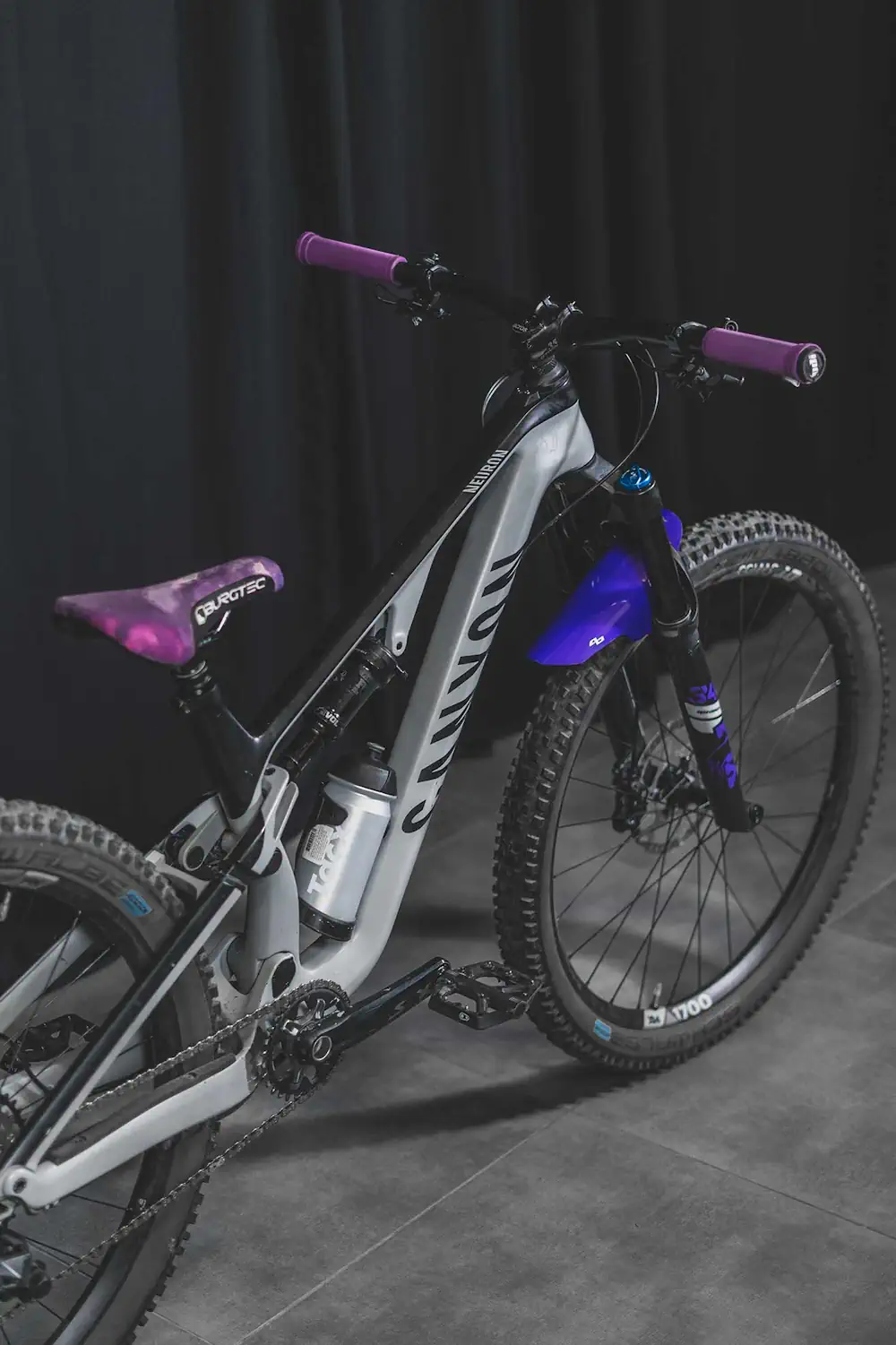 Rower Canyon Neuron CF 8 z fioletowym błotnikiem 4-bike z serii Glamour oraz przezroczystą folią ochronną na amortyzatorze FOX 34, ozdobioną fioletowym nadrukiem