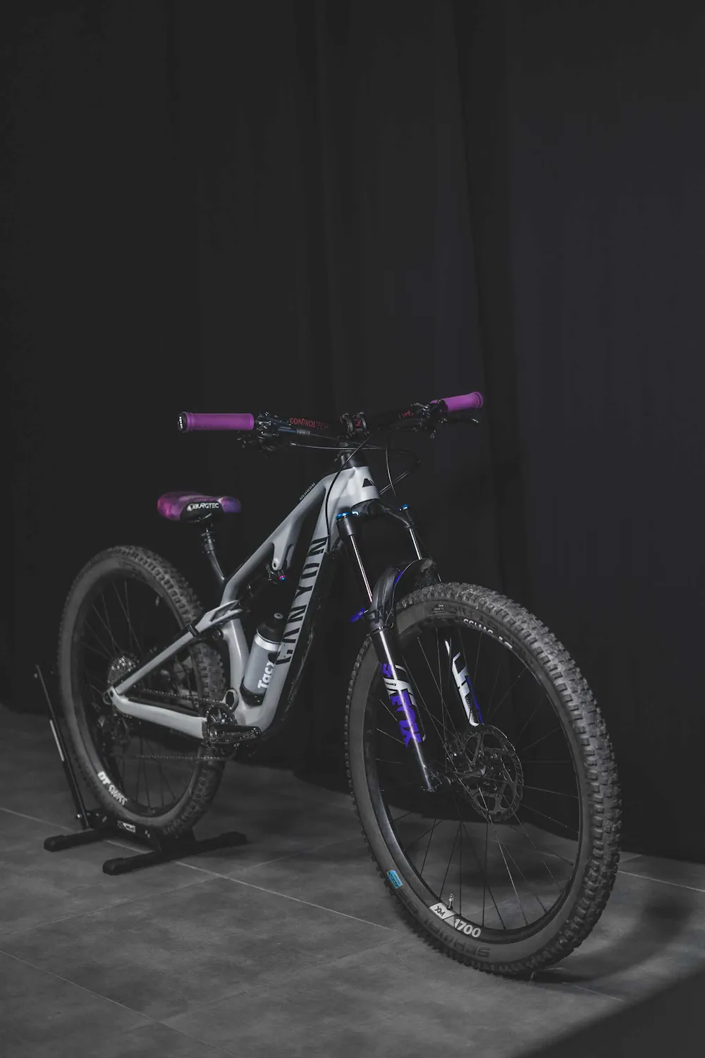 Rama roweru Canyon z eleganckim fioletowym błotnikiem 4-bike z serii Glamour, osłonięta przezroczystą folią ochronną, na której widnieje fioletowy nadruk