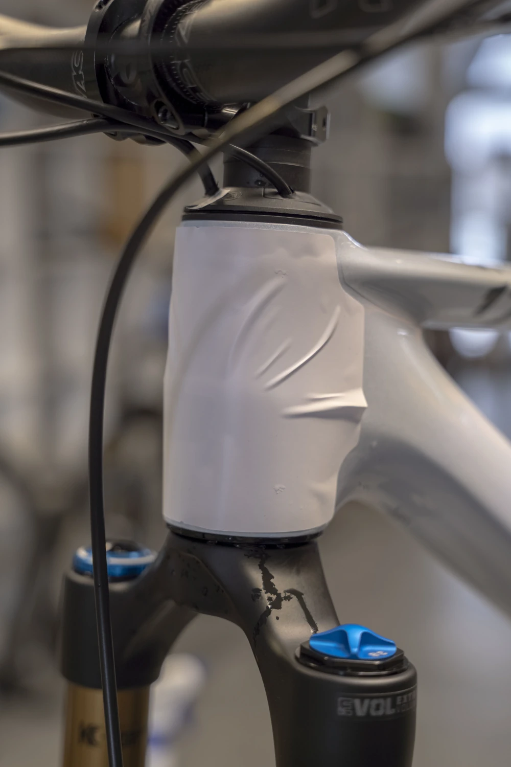 Biały rower MTB, widok na główkę ramy, projektowanie folii ochronnej
