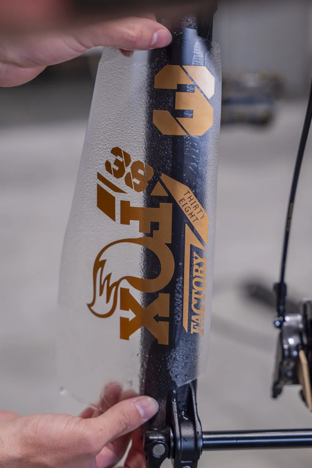 Naklejka z logotypem Fox aplikowana na amortyzator roweru