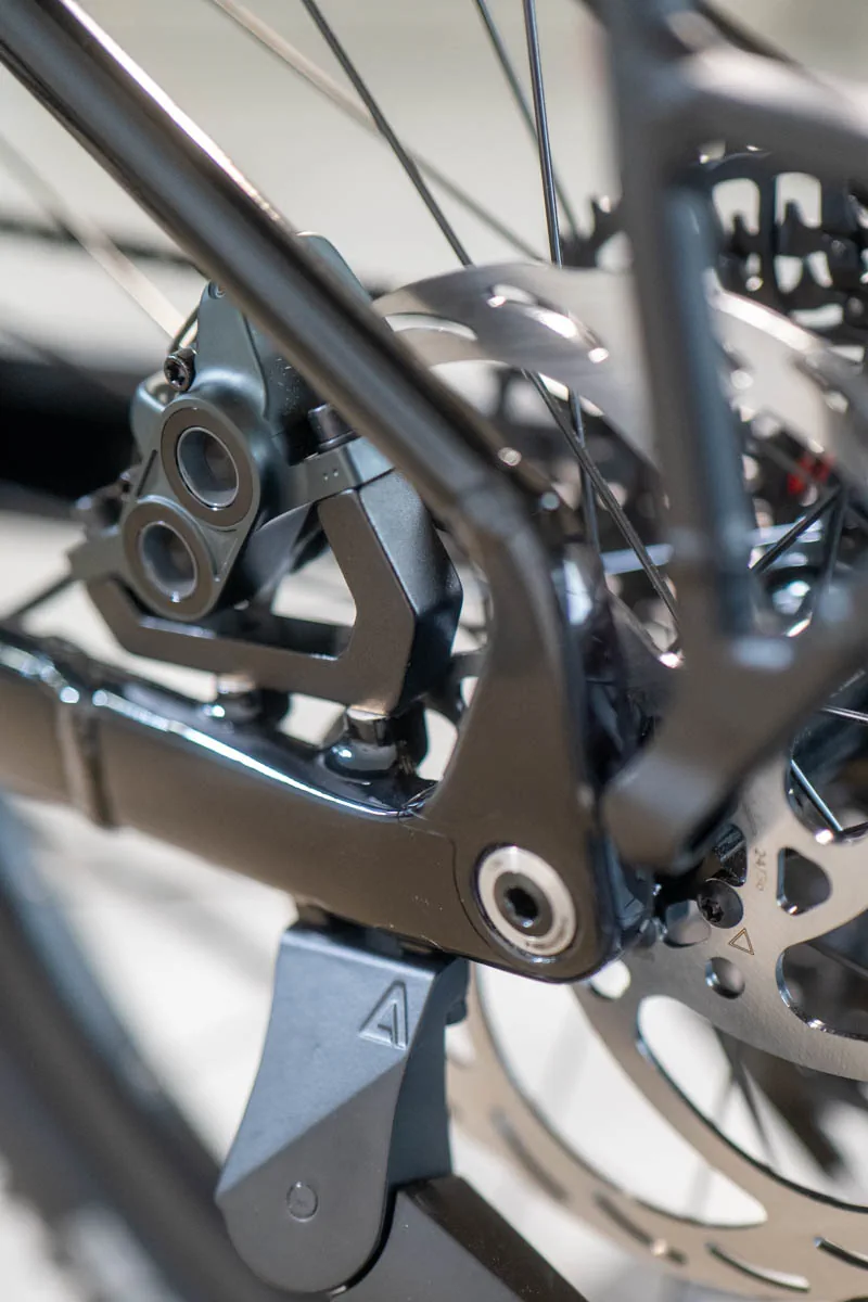 Zbliżenie na tylny trójkąt oklejony folią