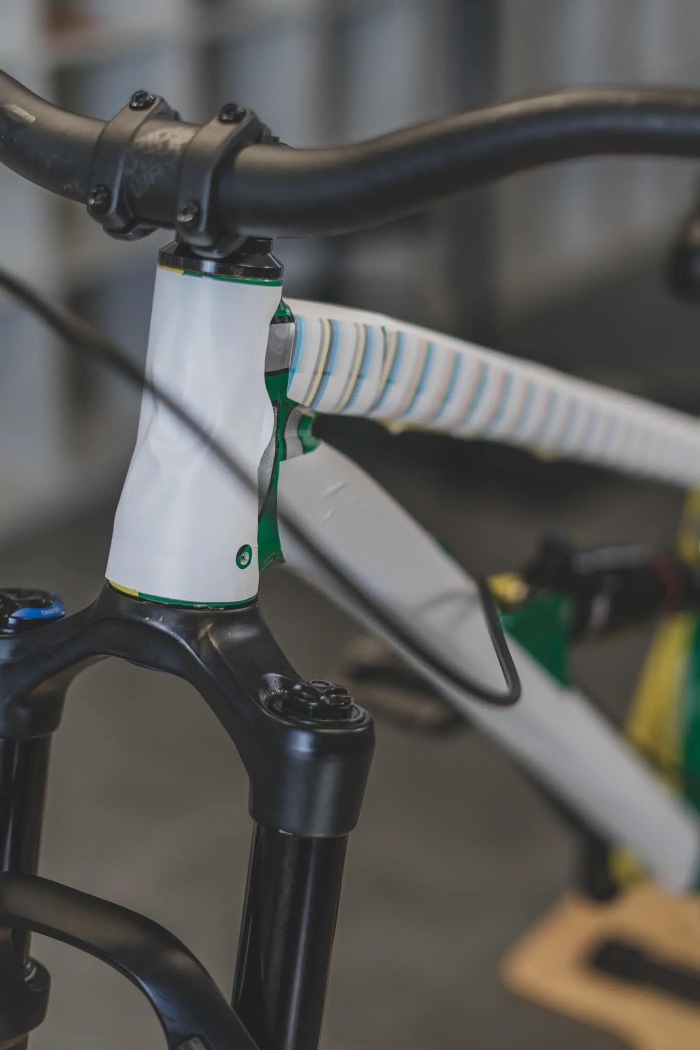 Szczegół projektowanej folii na zielono żółtej ramie roweru MTB, zielony widelec i złączenia