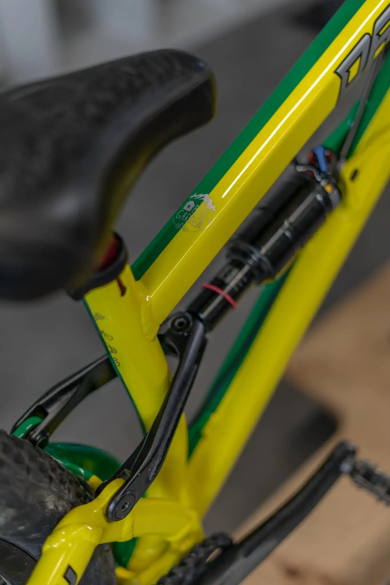 Rower MTB z żółto-zieloną ramą i detalami projektowanej folii, napis DARTMOOR na górnej rurze