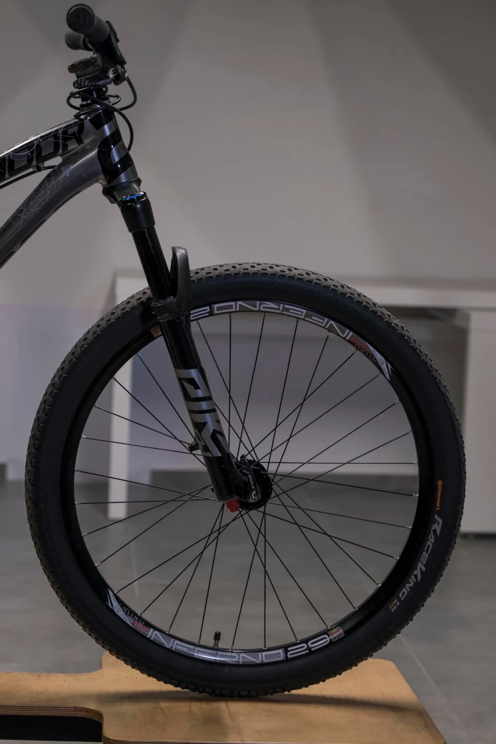 Przednie koło roweru, profil opony, widelec