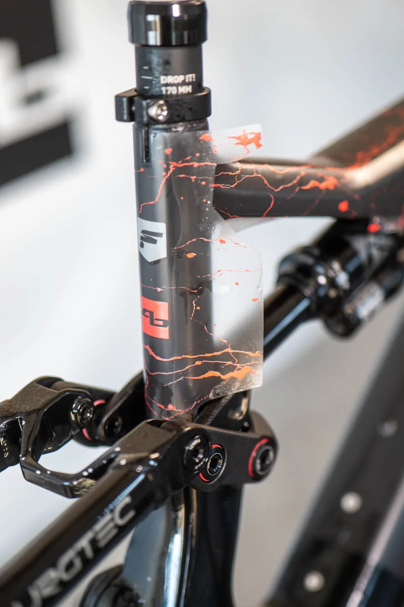 Focus Jam 2 rura podsiodłowa oklejanie folią