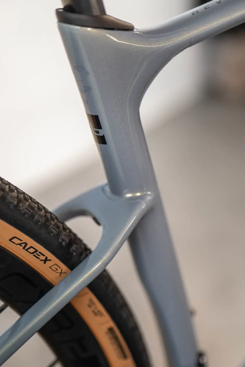 Zabezpieczona rura podsiodłowa z naklejonym logiem 4-bike w Giant Revolt Advanced 0
