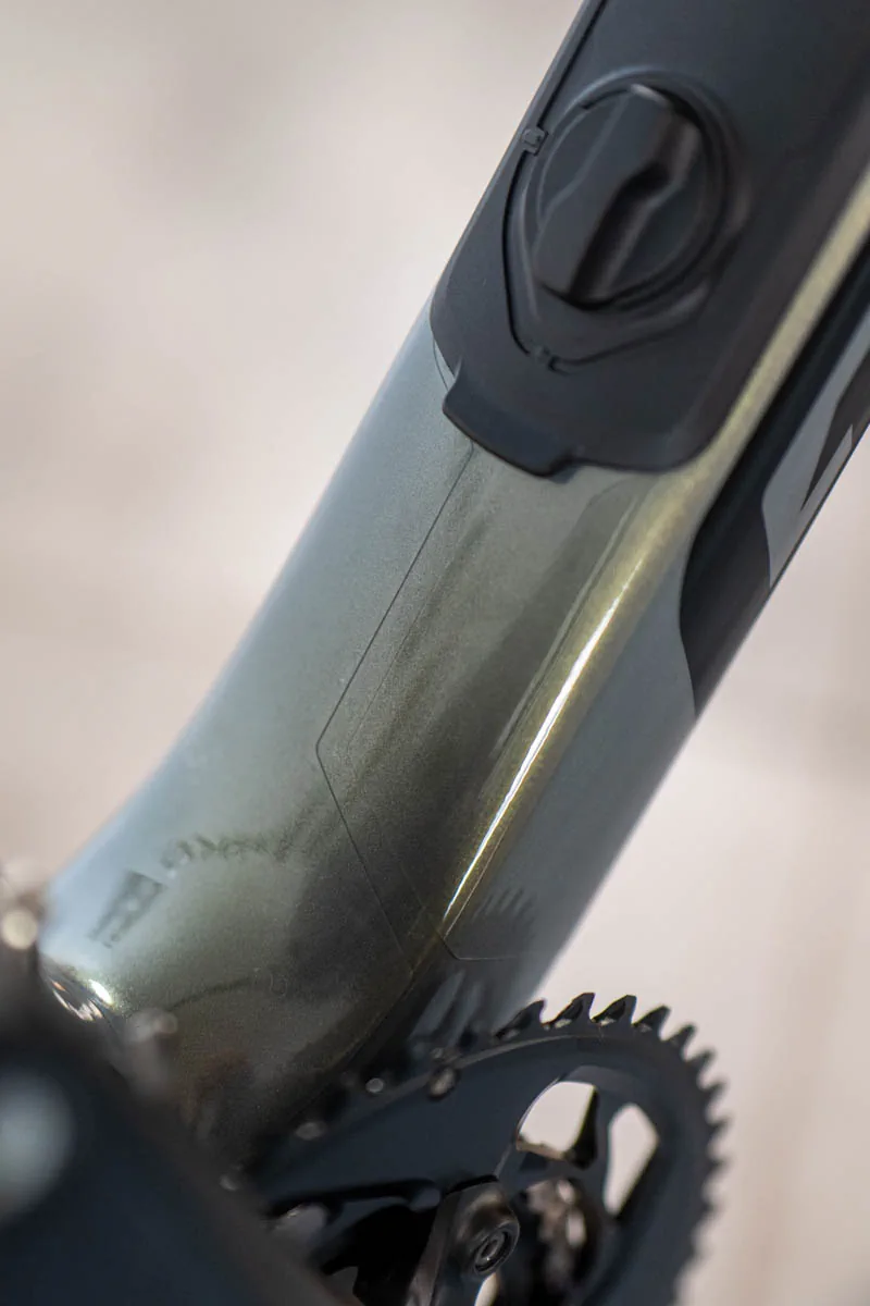 Zabezpieczona dolna rura przy schowku Giant Revolt Advanced 0