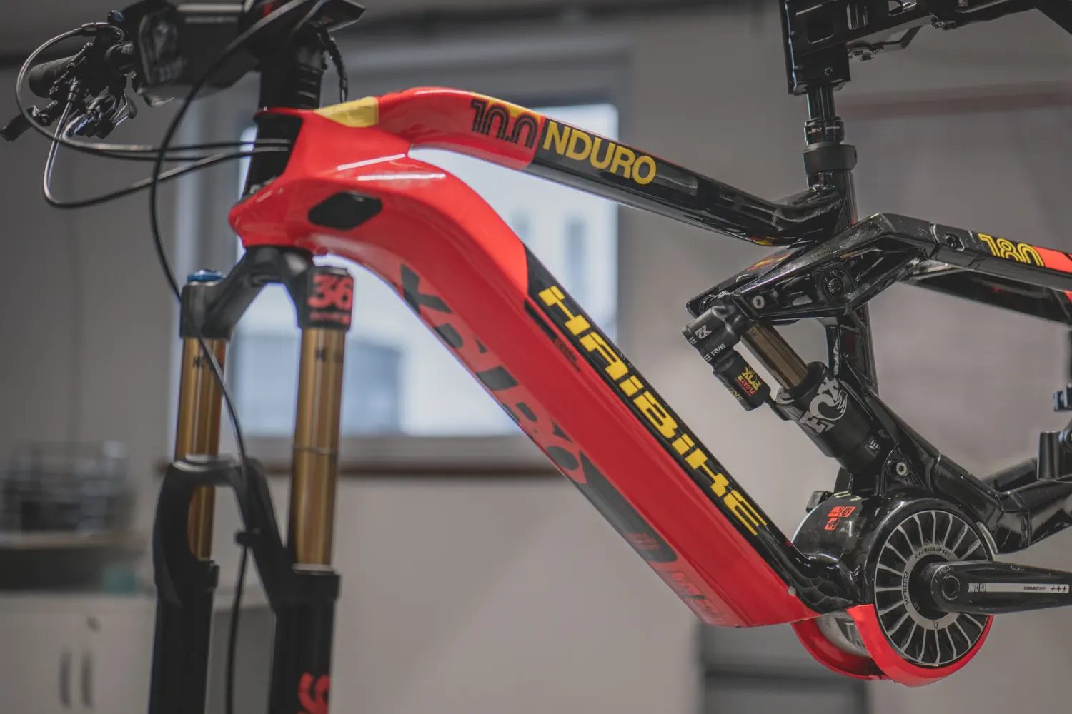 Czerwony rower górski Haibike z czarnymi i żółtymi akcentami oraz folią ochronną na ramie
