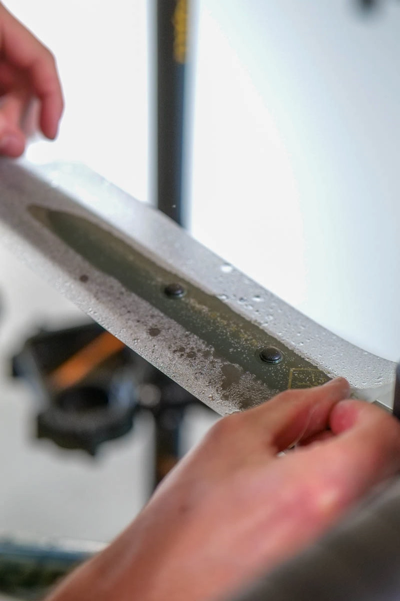 Nakładanie folii na dolną rurę