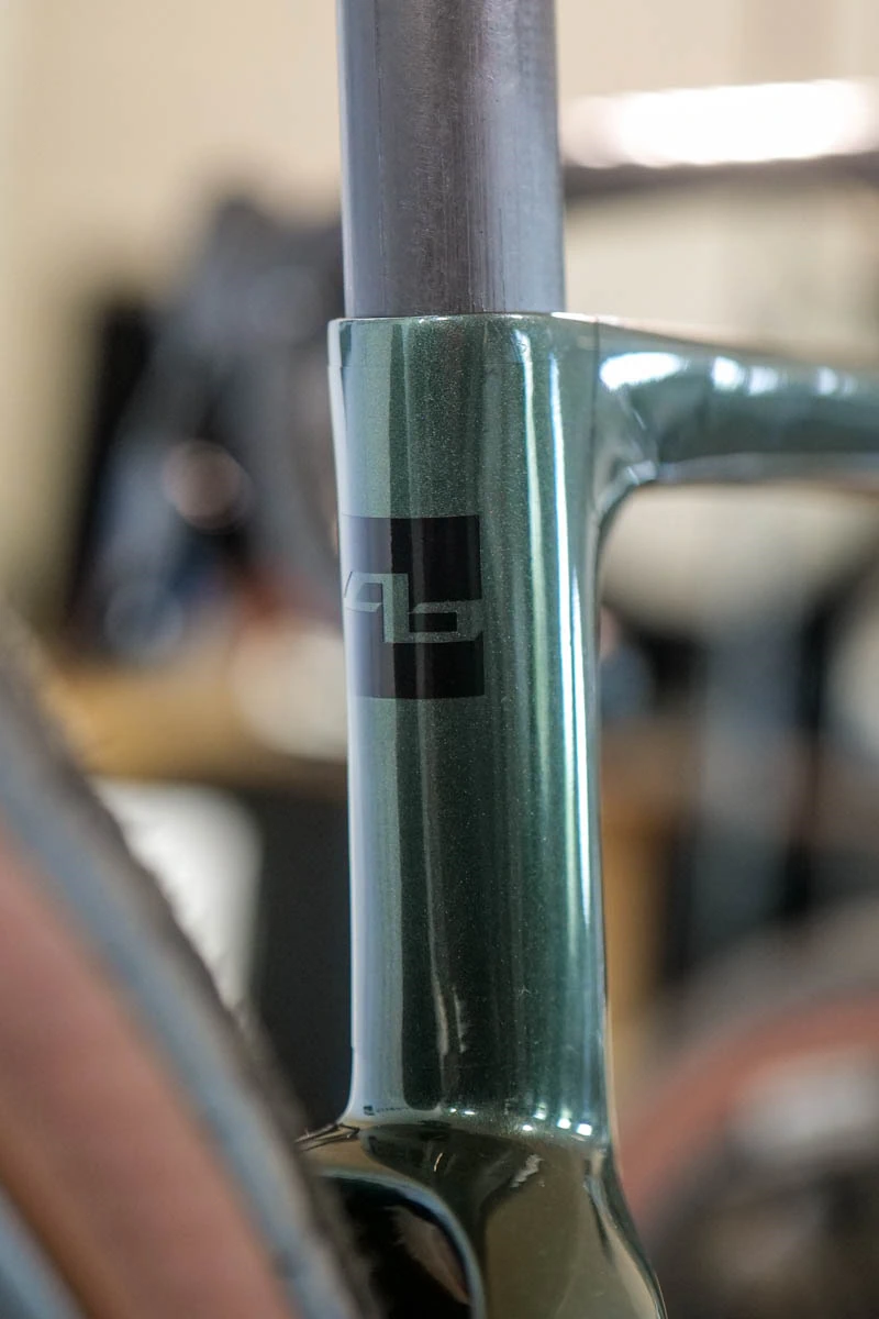 Zbliżenie na oklejoną główkę ramy