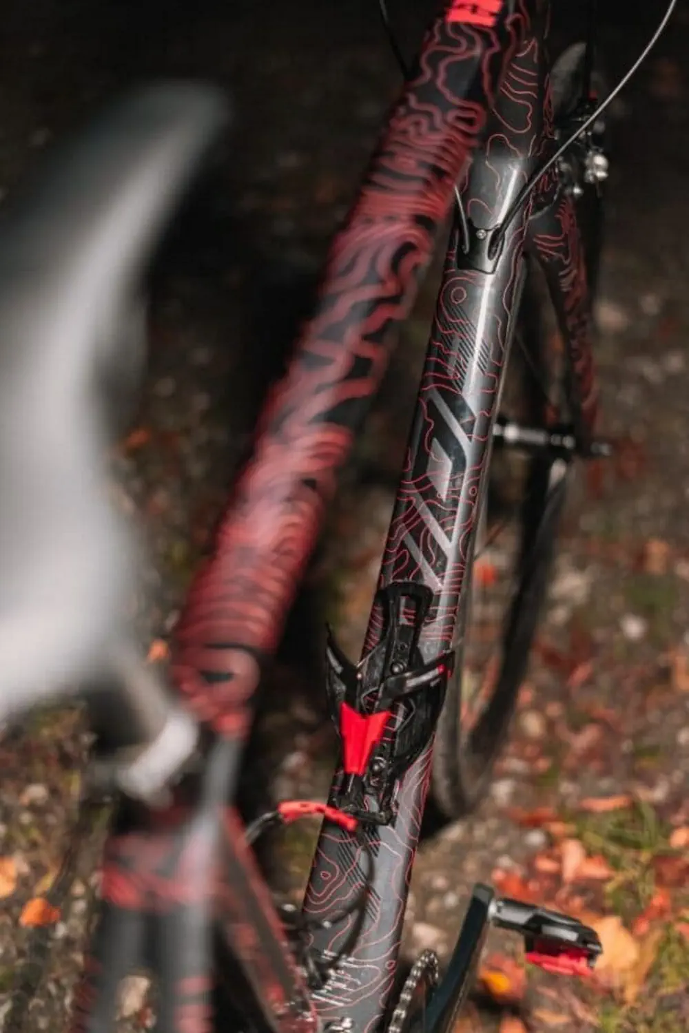 Detal ramy roweru z czerwono-czarną folią