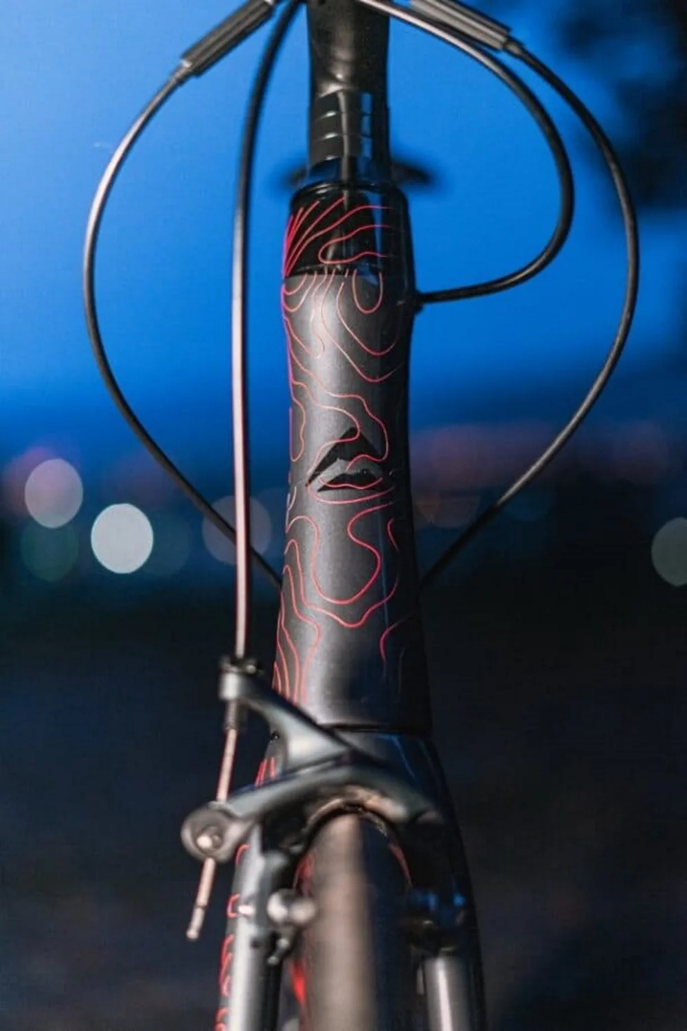 Widok przedniej rury roweru z czerwoną grafiką