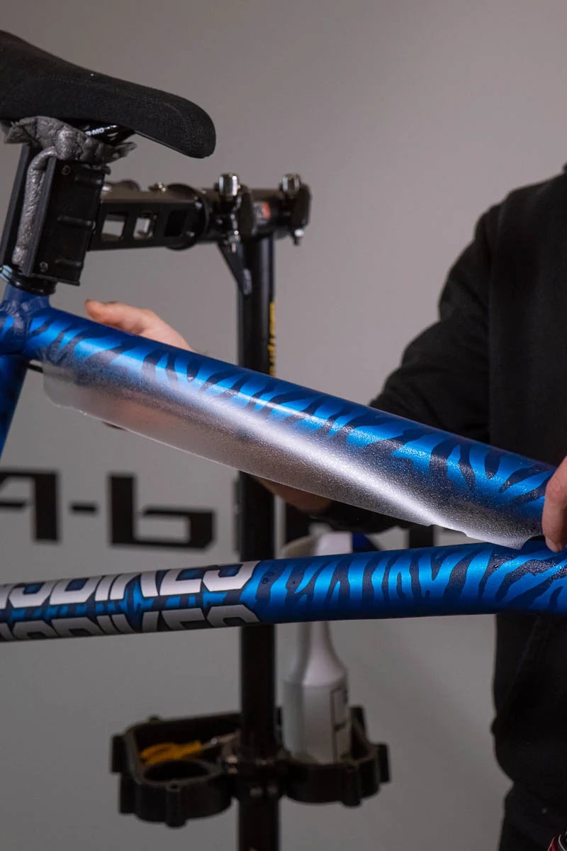 Aplikacja folii CPF na górną rurę — NS Decade Tiger