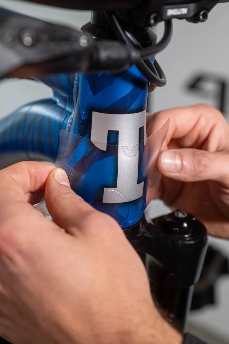 Emblemat Tiger na główce ramy