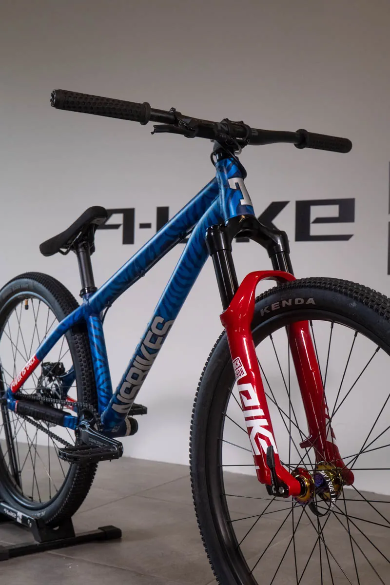 Cały rower po oklejeniu przód i widok na widelec