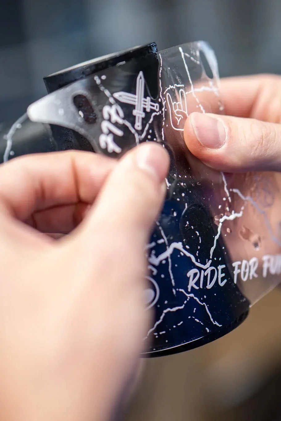 NS Bikes Decade V2 – detale nadruku: miecz i gest rock on na matowej folii CPF