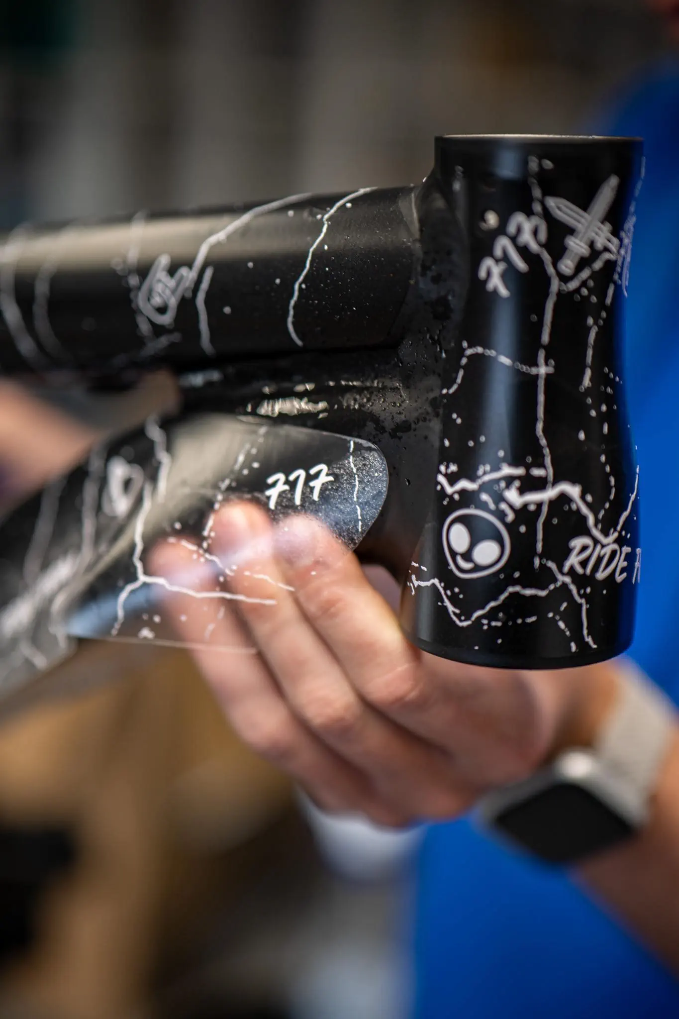 Główka ramy – sieć białych pęknięć i ikonki kosmity, liczba 717