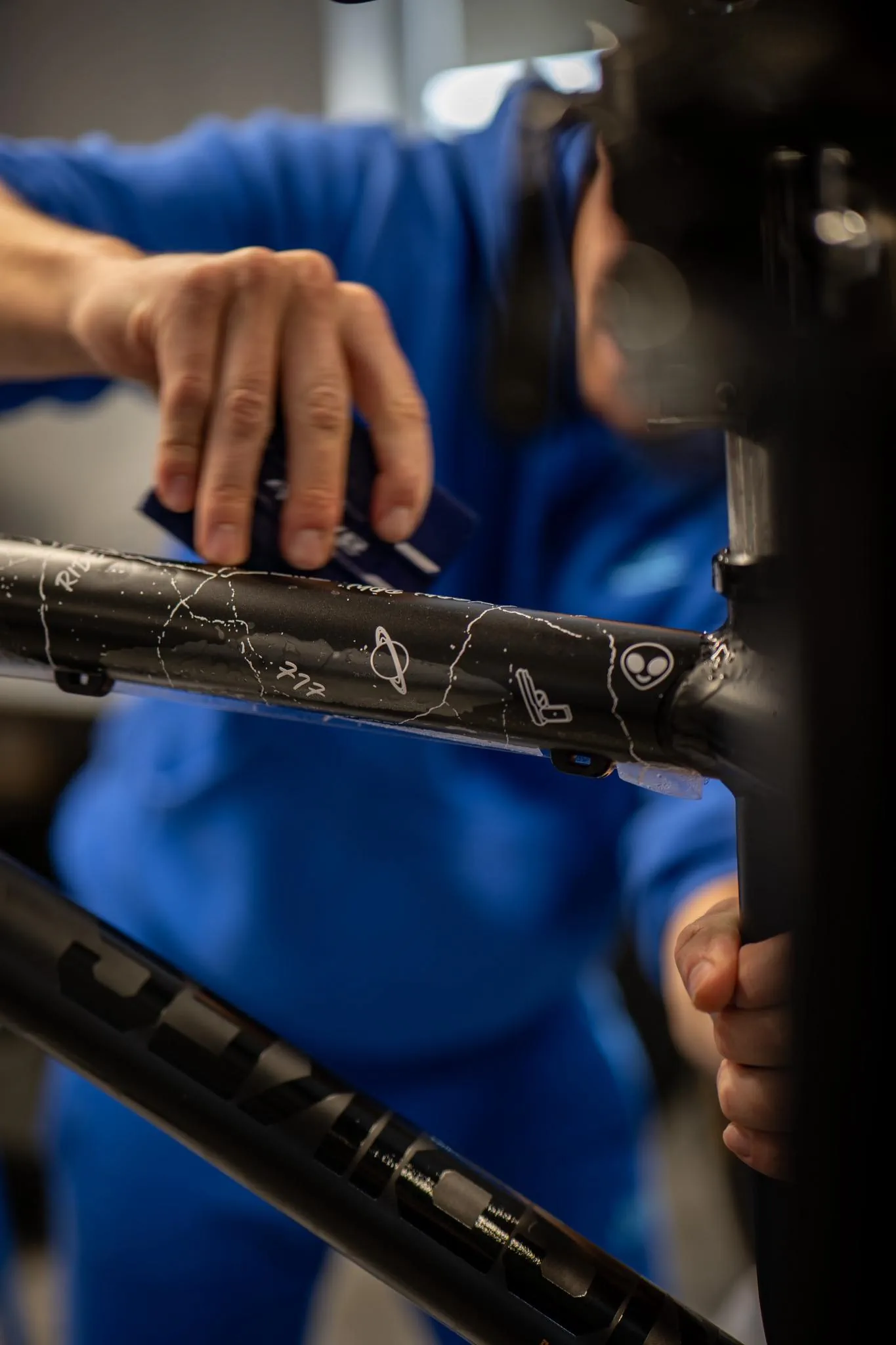 Aplikacja formatek na górnej rurze – motyw kosmiczny z planetą i napisami