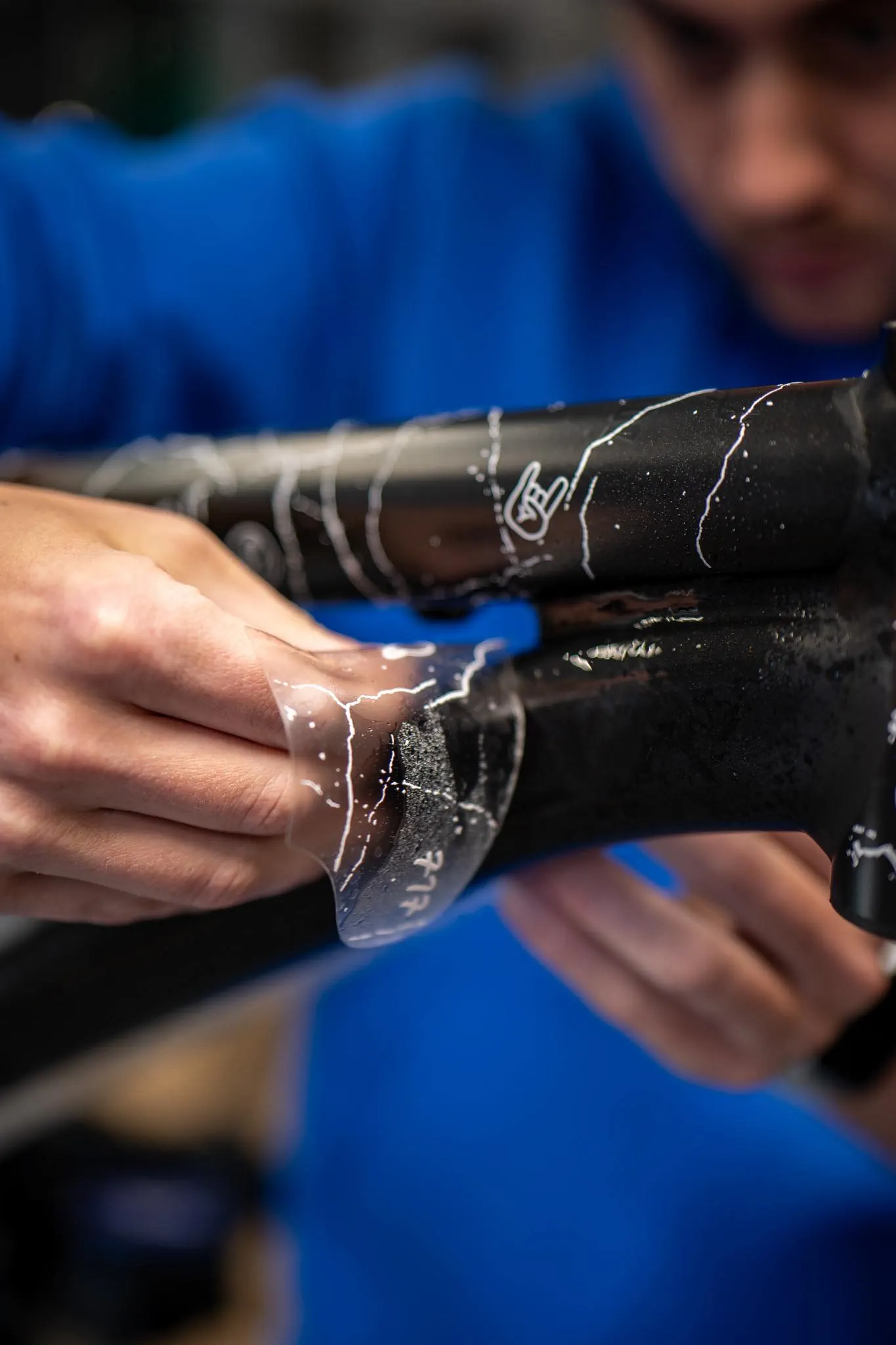 Formtaka na łączeniu rur – nadruk z białymi pęknięciami i symbolami