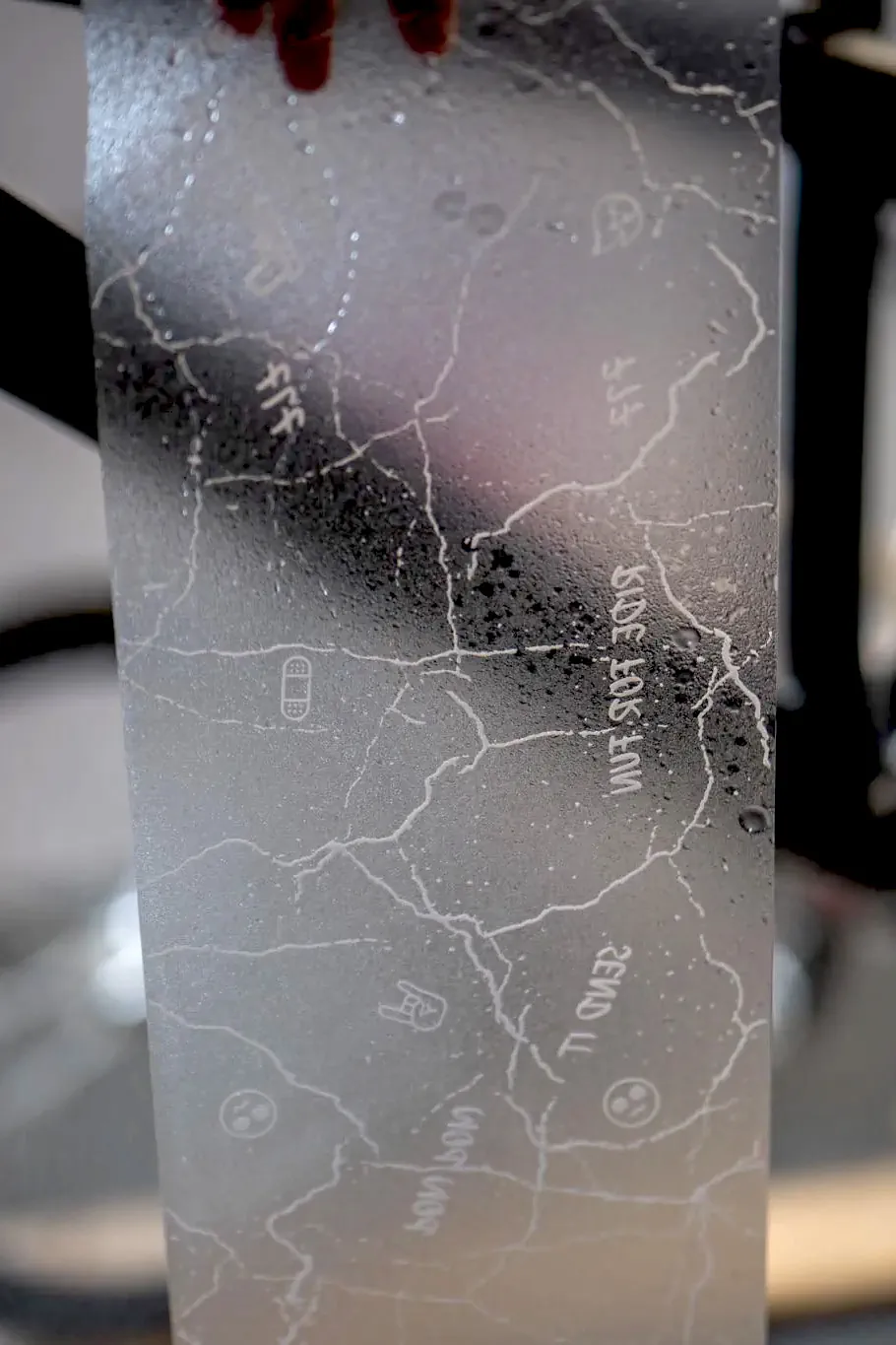 Arkusz folii z nadrukiem: pęknięcia, hasła, kapsułka – widok przed aplikacją