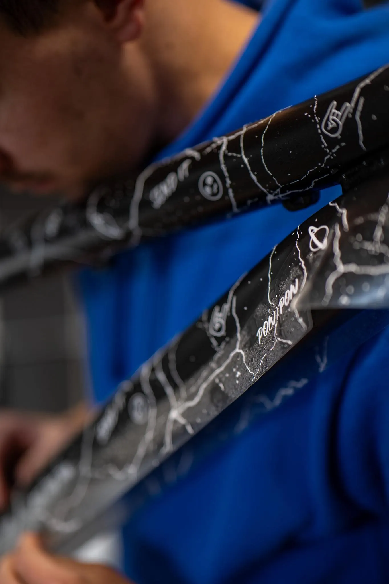 Zbliżenie na rurę górną – pęknięcia i drobne ikonki w bieli