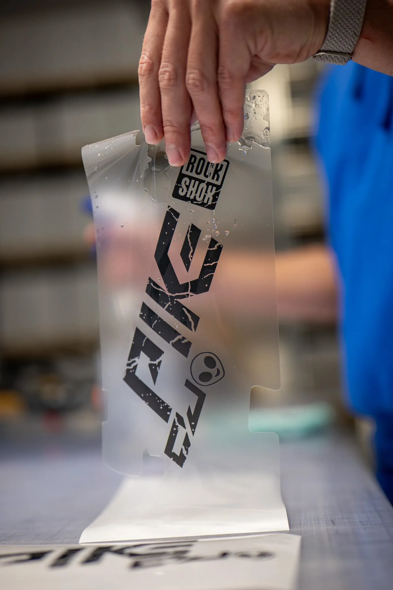 Formatka na Pike DJ – customowy napis PIKE z pęknięciami i kosmitą