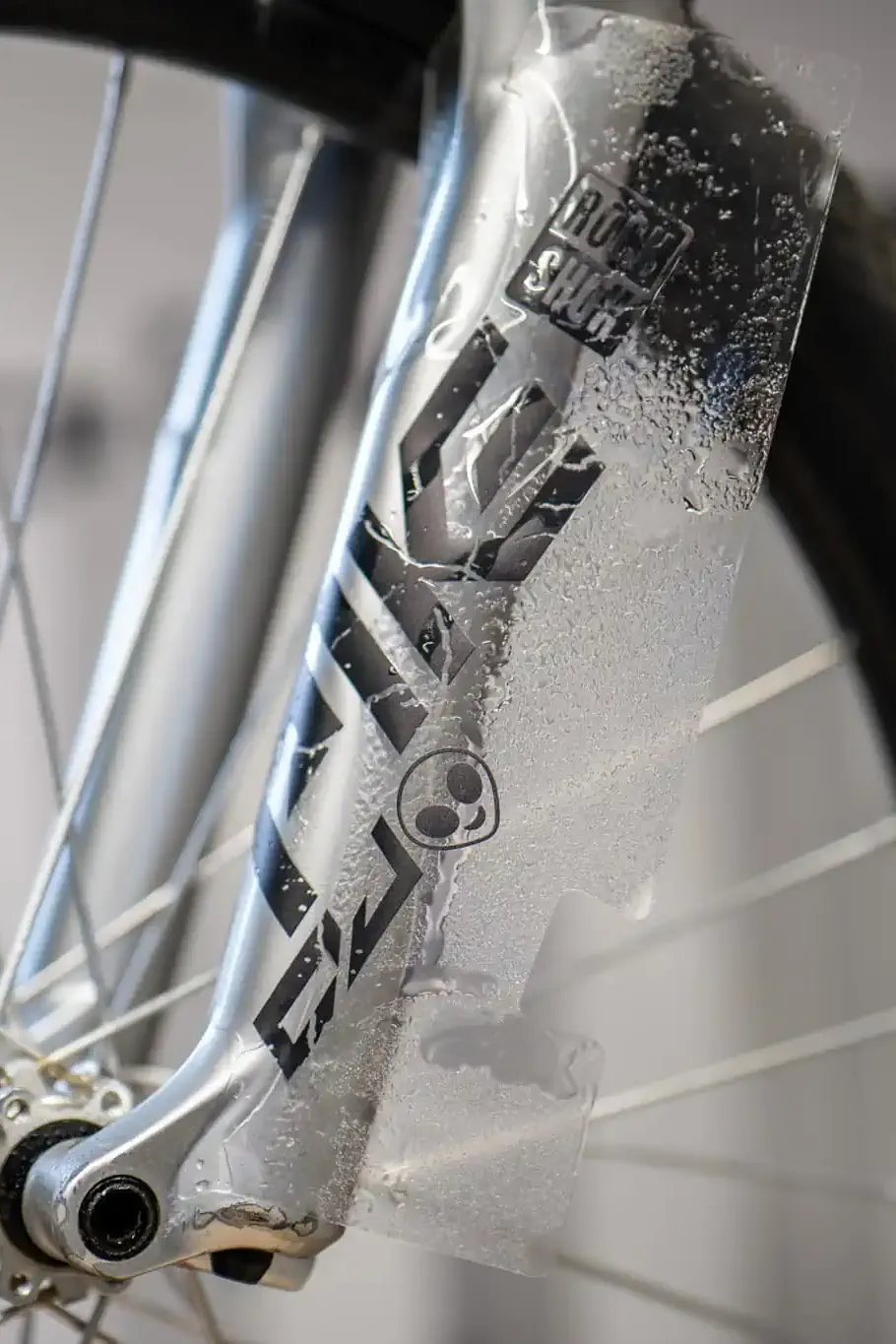 Pike DJ po aplikacji – czarne logo na srebrnych goleniach, spójne z motywem ramy