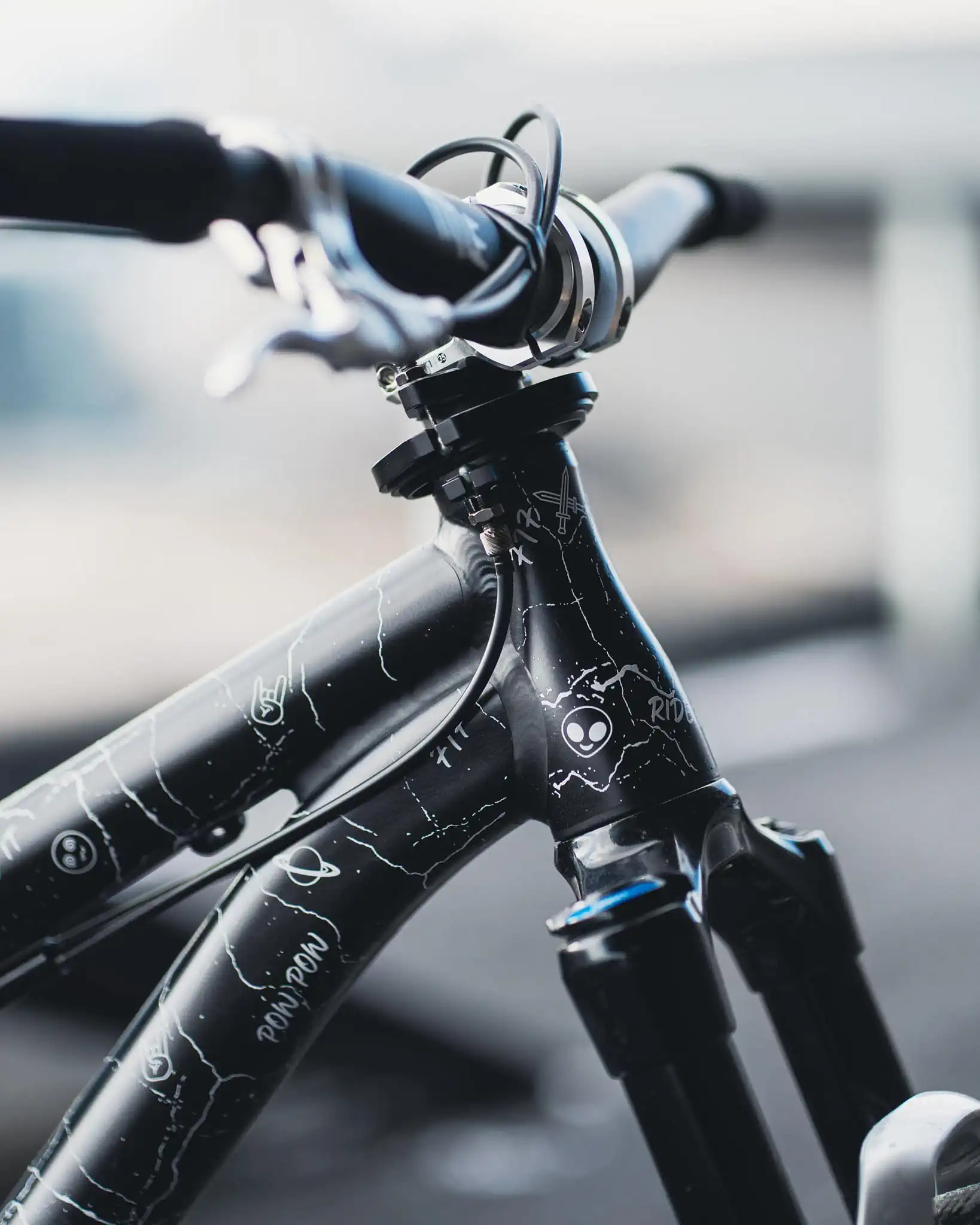 NS Bikes Decade V2 – detale nadruku - zbliżenie na okolice główki