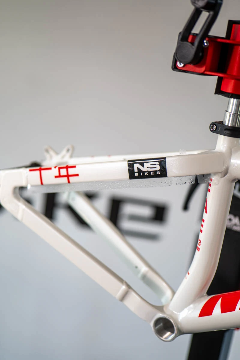 Aplikacjia folii na tylnym trójkącie NS Bikes Decade V3 Short