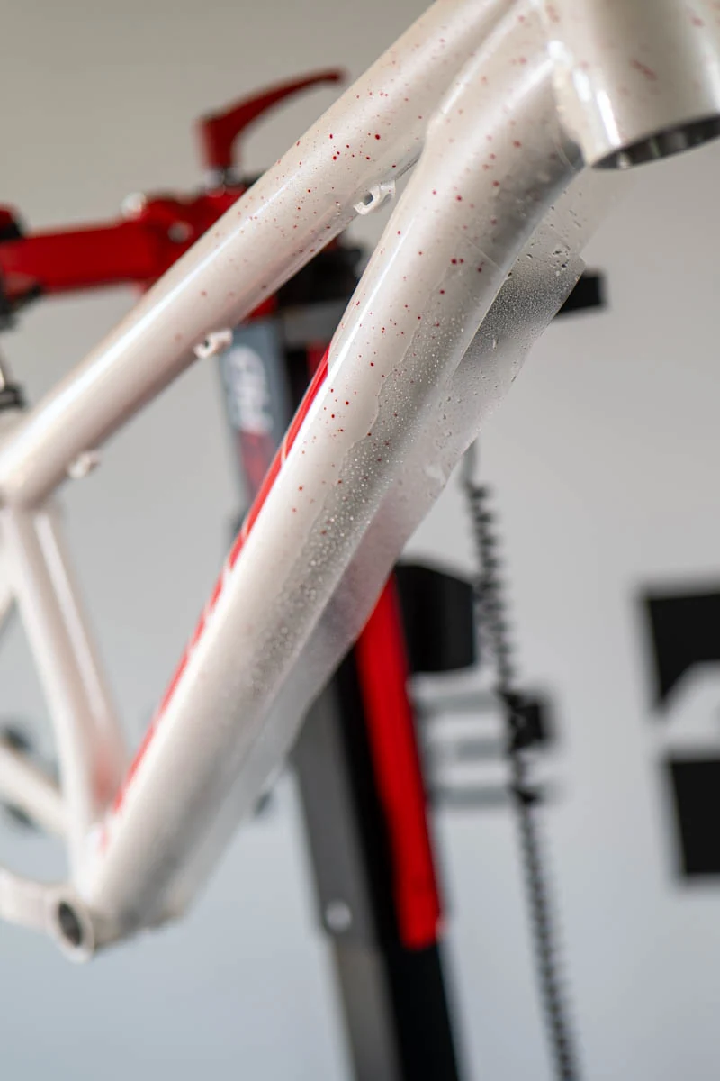Aplikacja folii na rurze dolnej NS Bikes Decade V3 Short