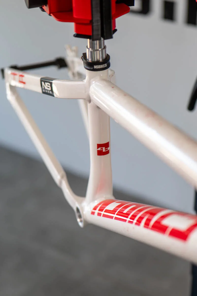 Biała rama NS Bikes Decade V3 Short po pełnym oklejeniu folią CPF