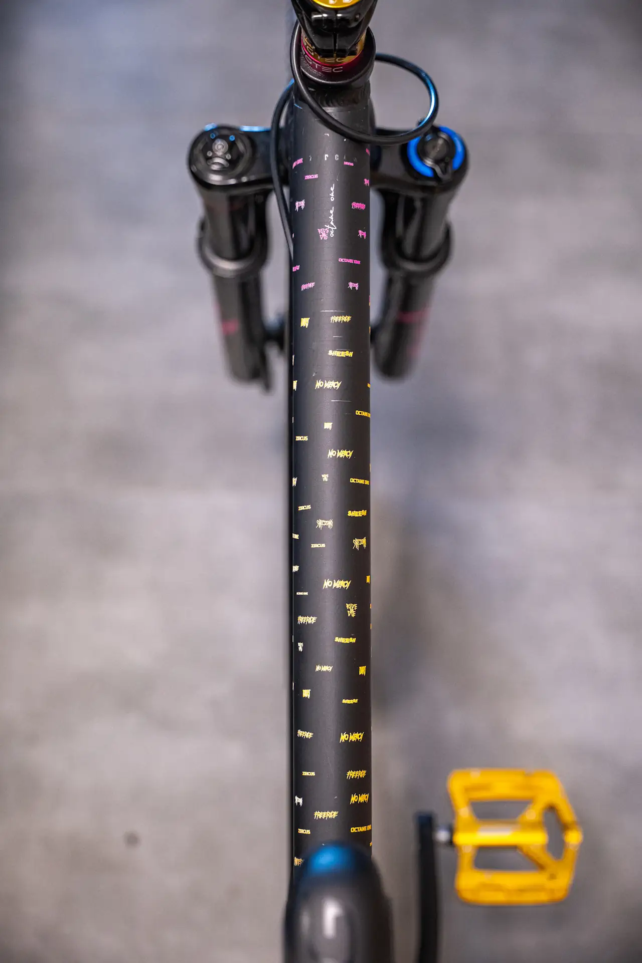 Szczegółowe ujęcie tylnej części roweru, gdzie folia ochronna jest właśnie aplikowana na ramę