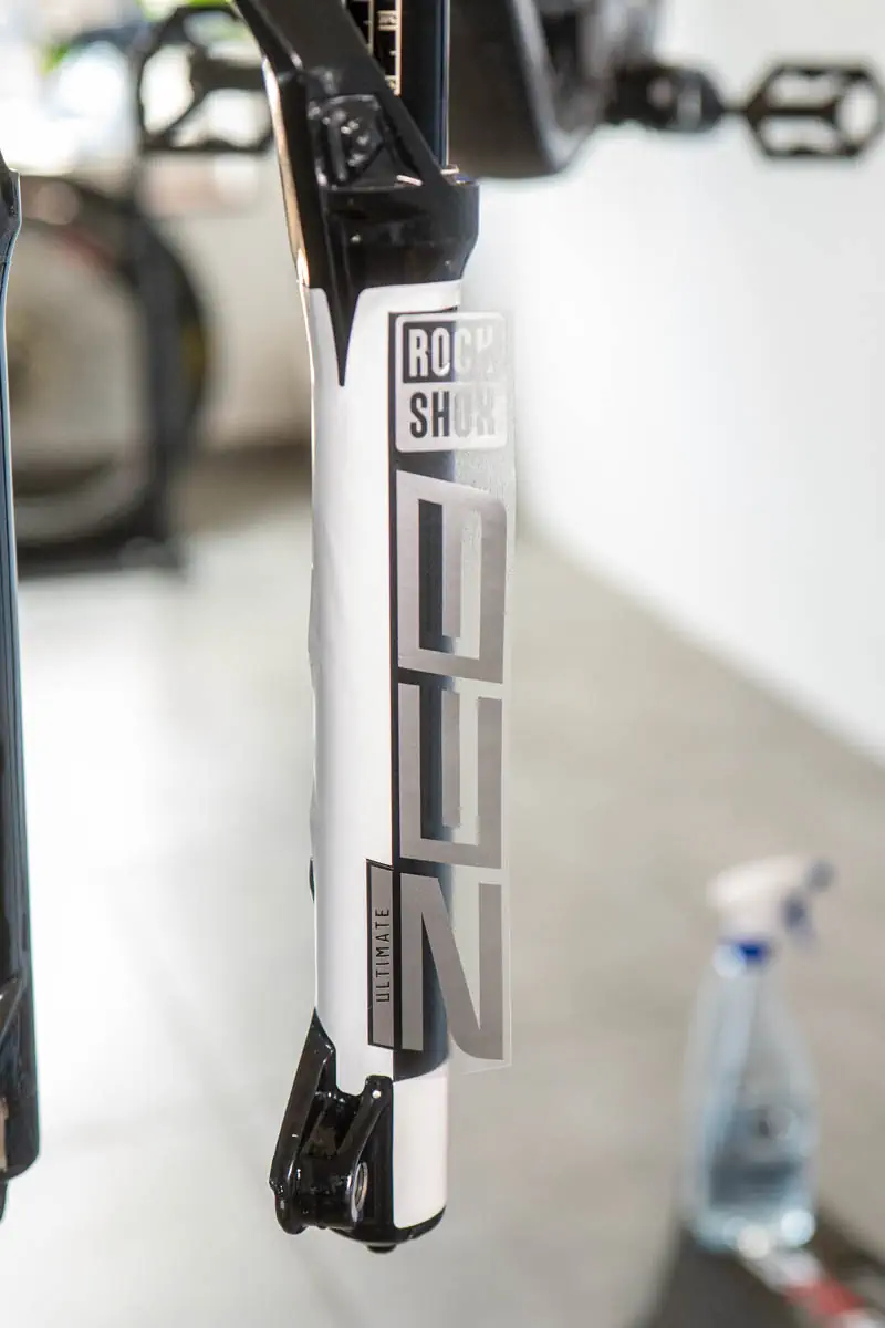 Srebrna customowa naklejka RockShox ZEB przygotowana do Propain Spindrif