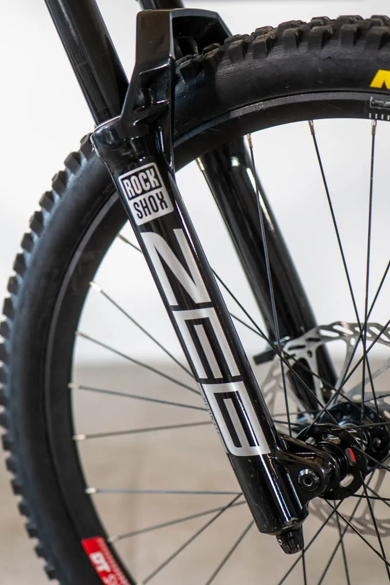 RockShox ZEB z nową srebrną naklejką dopasowaną do ramy