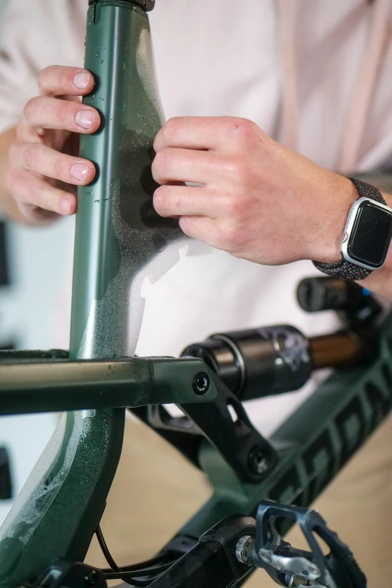 Zabezpieczenie rury podsiodłowej