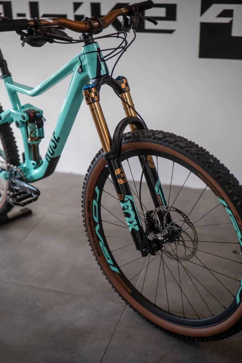 Amortyzator z gotowymi naklejkami