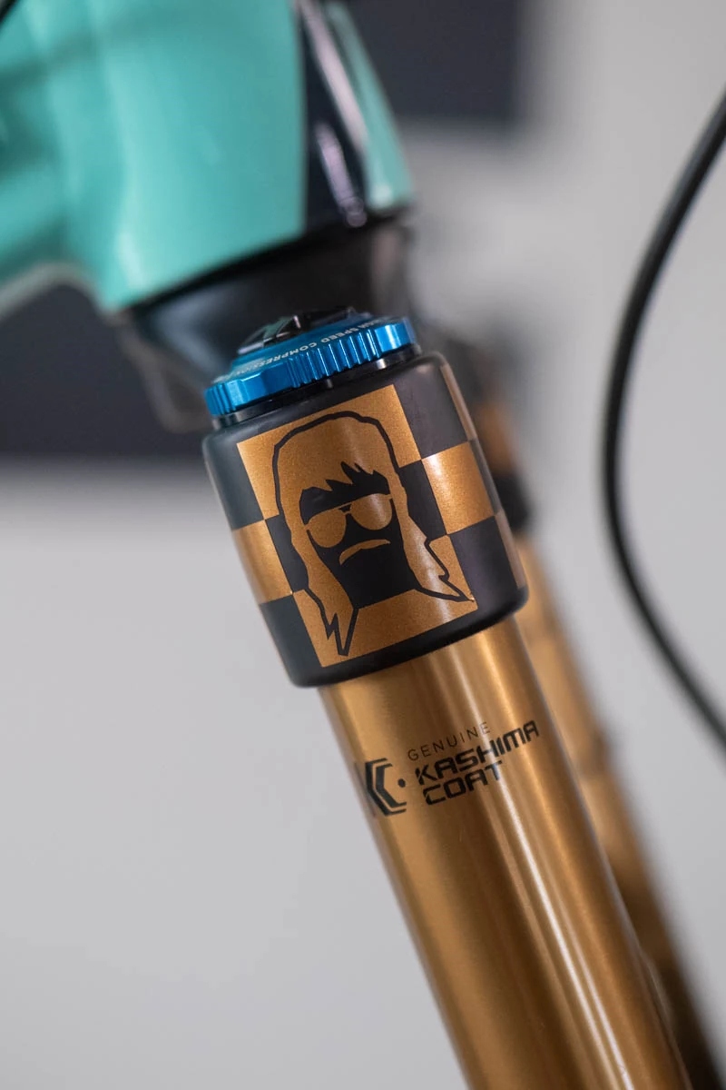 Naklejka na goleniach górnych