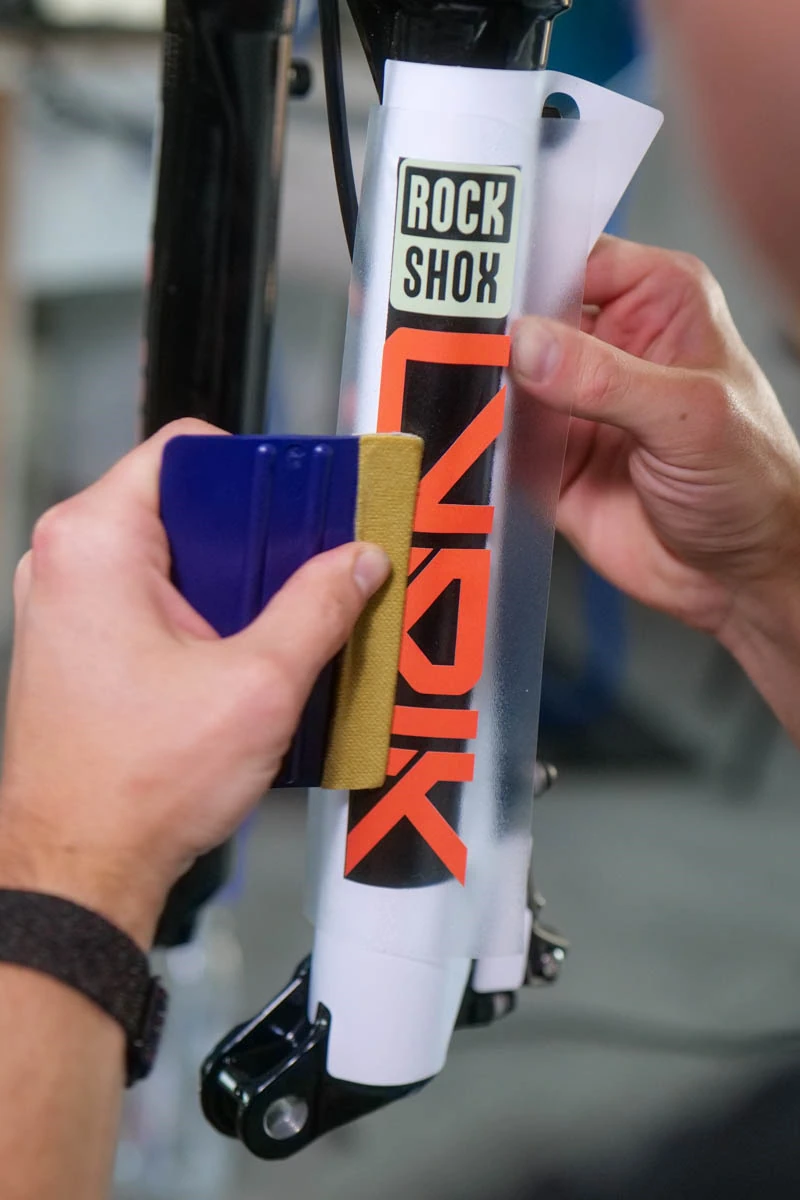 amortyzator i kolory customowej naklejki