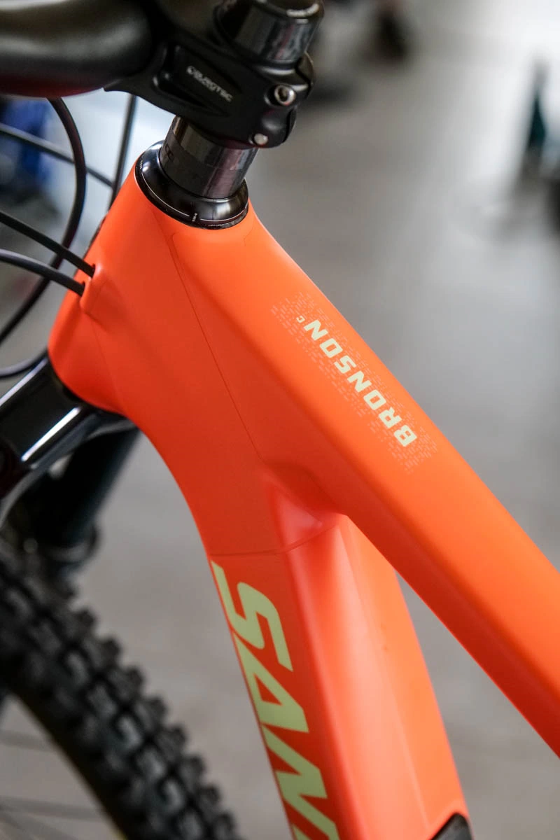 zblizenie na rure górną