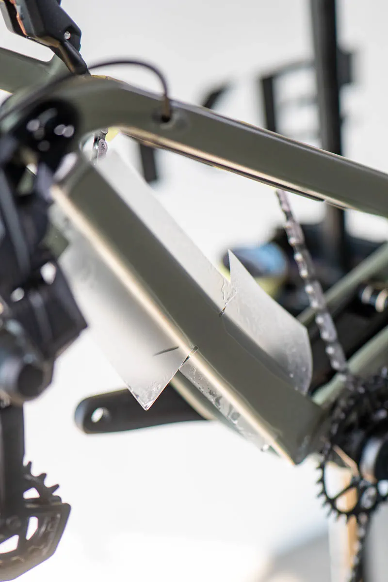 Aplikacja folii ochronnej na tylnym trójkącie ramy Santa Cruz Megatower