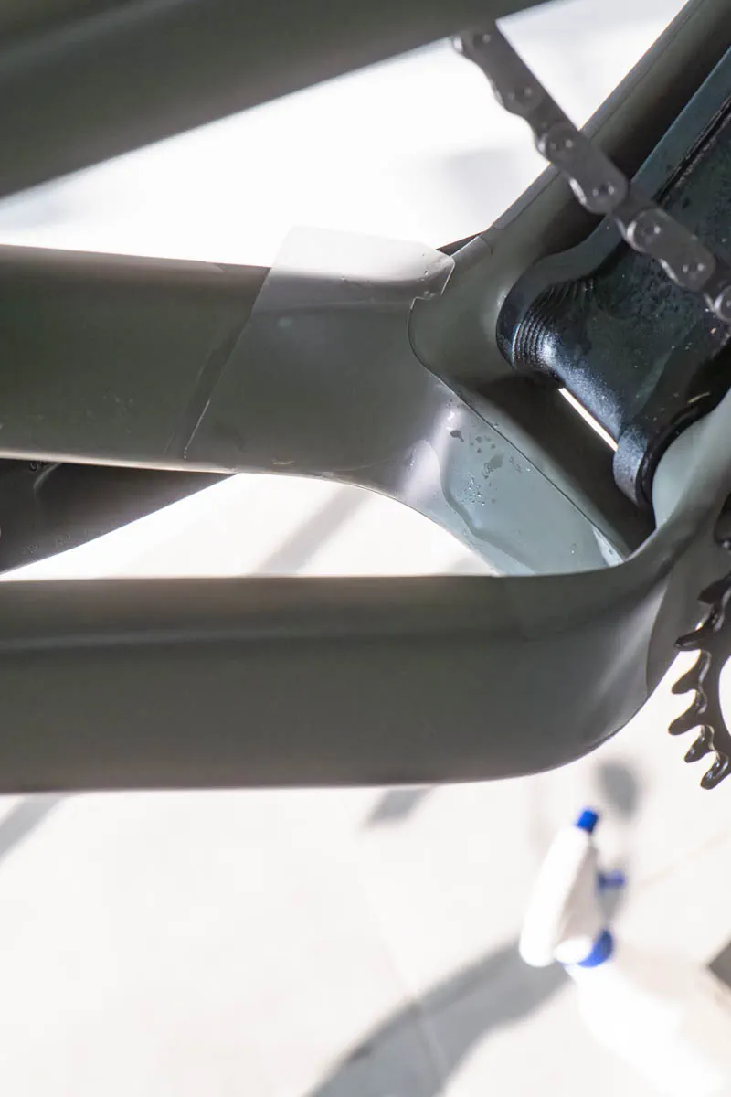 Precyzyjne dopasowanie folii w okolicach suportu i tylnego trójkąta