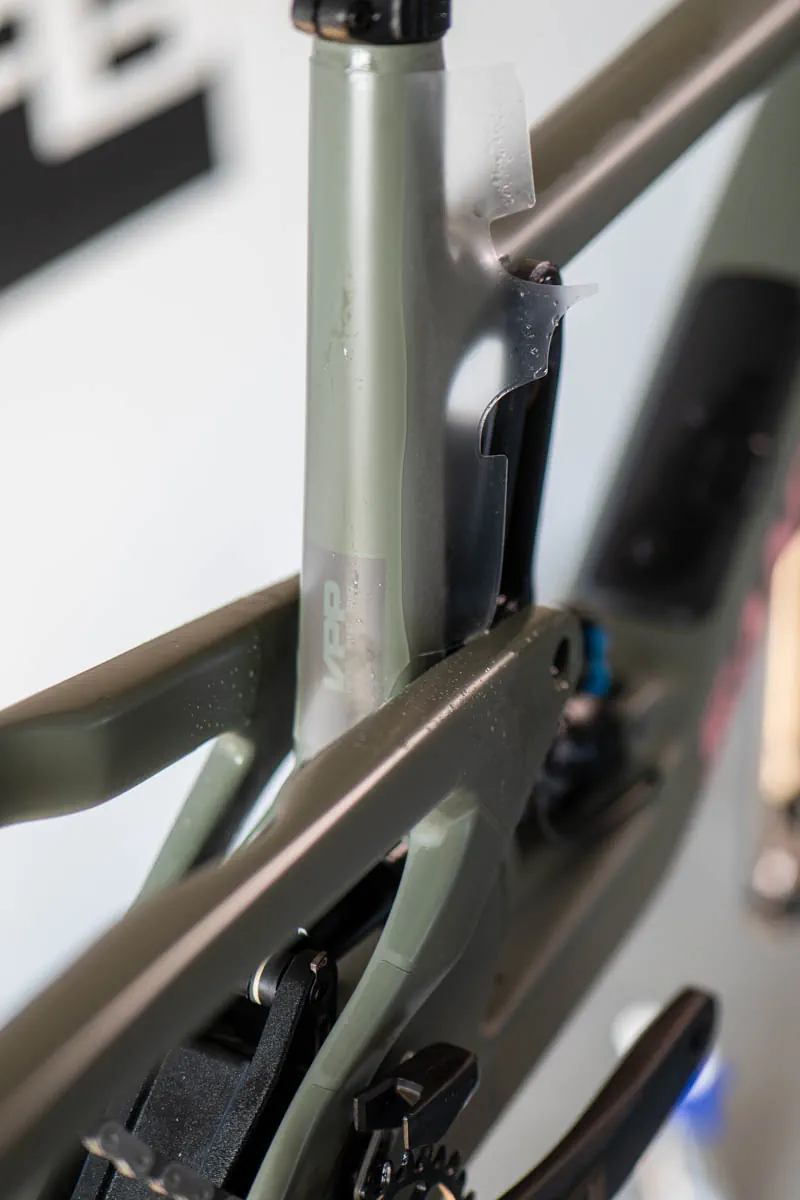 Dokładne oklejanie rury podsiodłowej i łączeń ramy